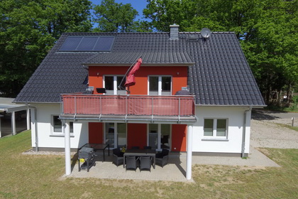 Das Ferienhaus vom Garten aus