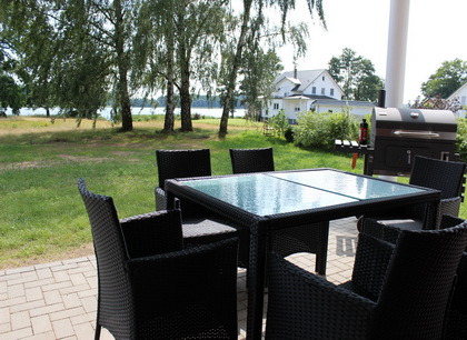 Die Terrasse - Läd ein zum Grillen und entspannten zusammen sitzen in der Ferienwohnung im Erdgeschoss