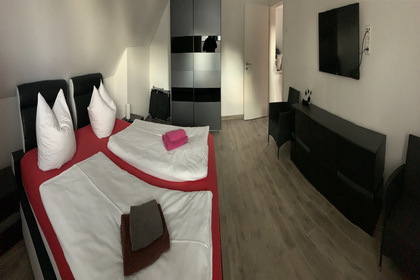 Das Elternschlafzimmer mit Boxspringbett und TV